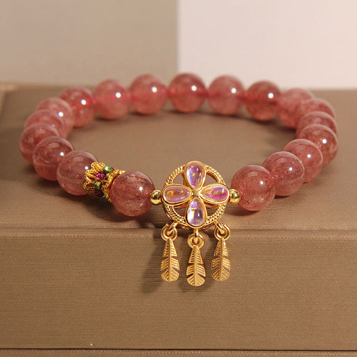 Buddha Stones Armband met bedeltje van een klavertje vier, gemaakt van natuurlijk aardbeikwarts. - Aardbeikwarts (Polsomtrek 14-16 cm) - image 0