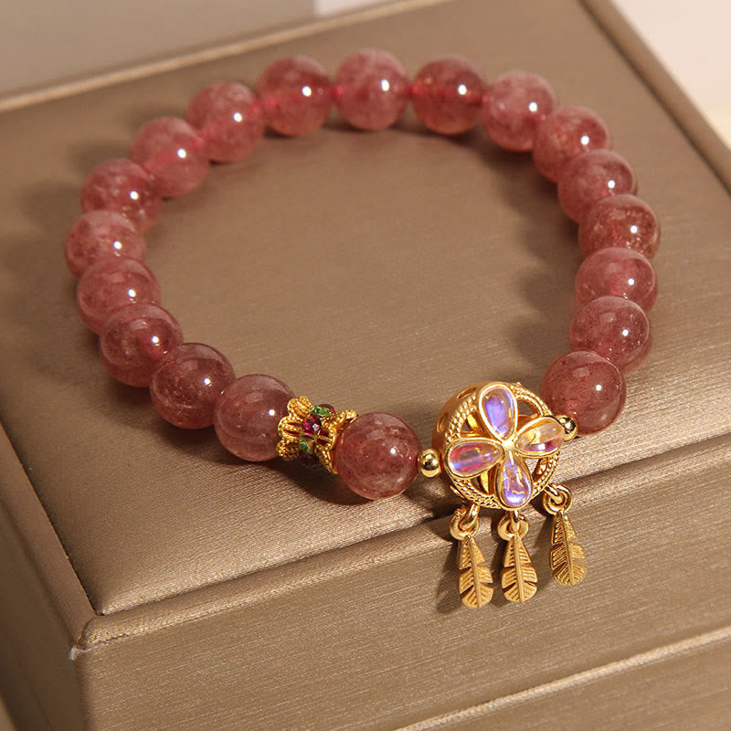 Buddha Stones Armband met bedeltje van een klavertje vier, gemaakt van natuurlijk aardbeikwarts. - image 1