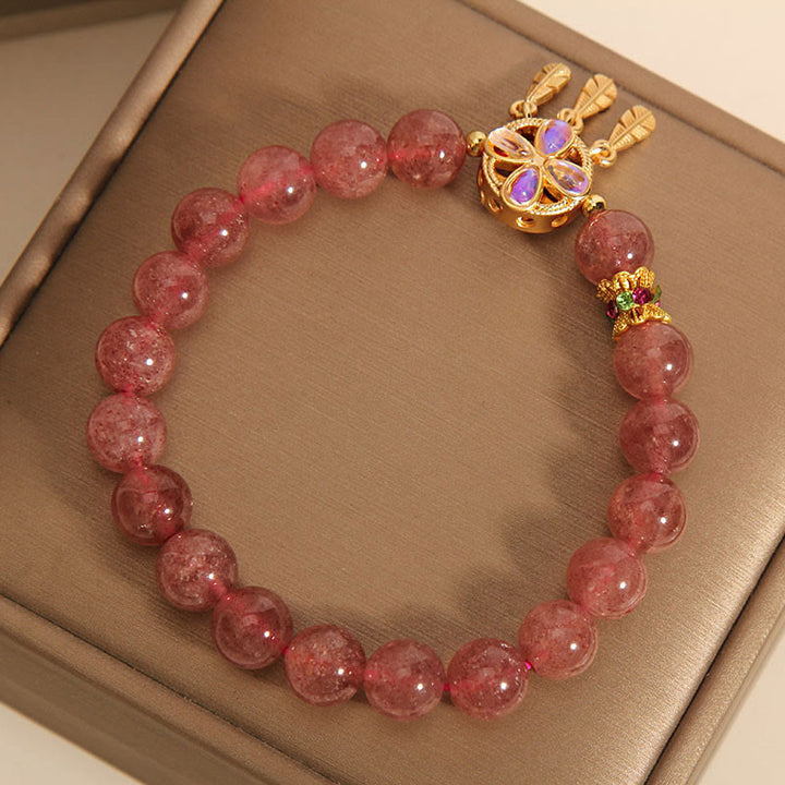 Buddha Stones Armband met bedeltje van een klavertje vier, gemaakt van natuurlijk aardbeikwarts. - image 4