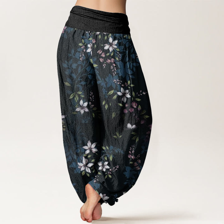 Buddha Stones Katoenen dames harembroek met elastische Taille en kleine witte bloesems en groene bladeren - image 1