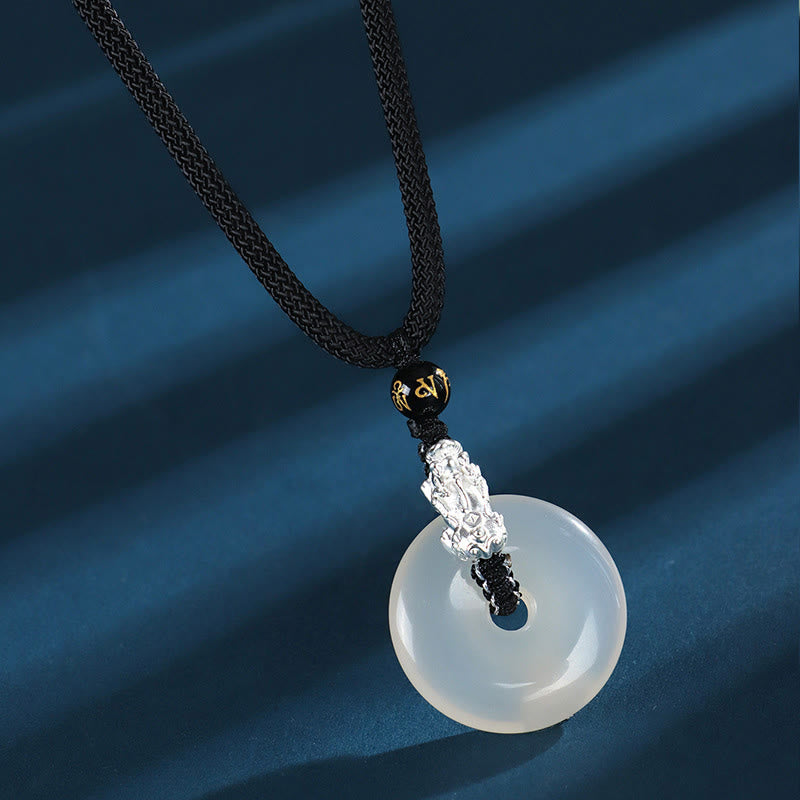 Buddha Stones Witte agaat, 999 sterling zilver, zwarte onyx, groen sandelhout, Pi Xiu vredesgesp, Ketting met de zes ware woorden - Witte agaat 999 sterling zilver zwarte onyx - image 1
