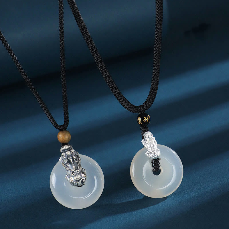 Buddha Stones Witte agaat, 999 sterling zilver, zwarte onyx, groen sandelhout, Pi Xiu vredesgesp, Ketting met de zes ware woorden - image 0
