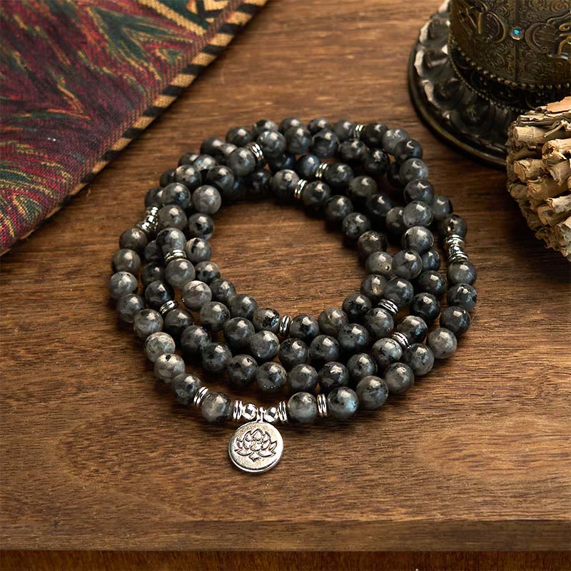 Buddha Stones 108 Mala kralen, meerlaagse Armband met natuurlijke zwarte glitterstenen en lotusmotief, symbool voor positiviteit. - Zwarte glittersteen (Polsomtrek: 14-16 cm) - image 0