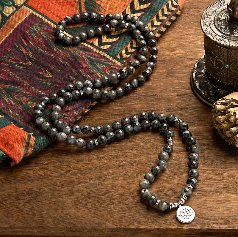 Buddha Stones 108 Mala kralen, meerlaagse Armband met natuurlijke zwarte glitterstenen en lotusmotief, symbool voor positiviteit. - image 1