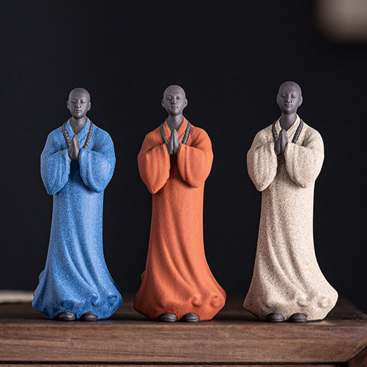 Buddha Stones Keramisch beeldje van een mediterende, biddende monnik, symbool van mededogen en sereniteit, woondecoratie - image 0