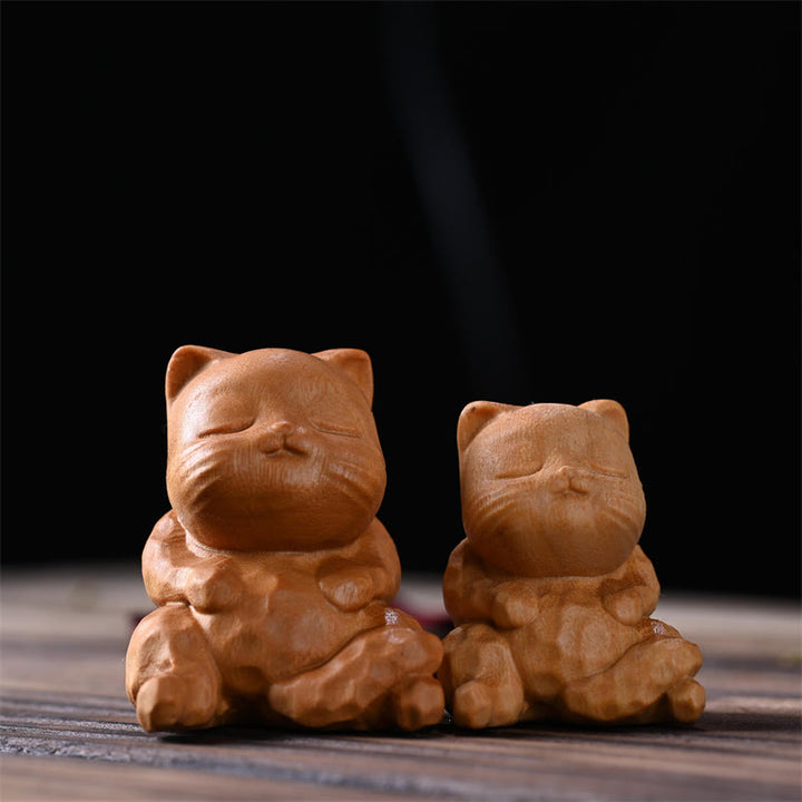 Buddha Stones Mini schattige zittende kat van sandelhout voor huisdecoratie - image 0