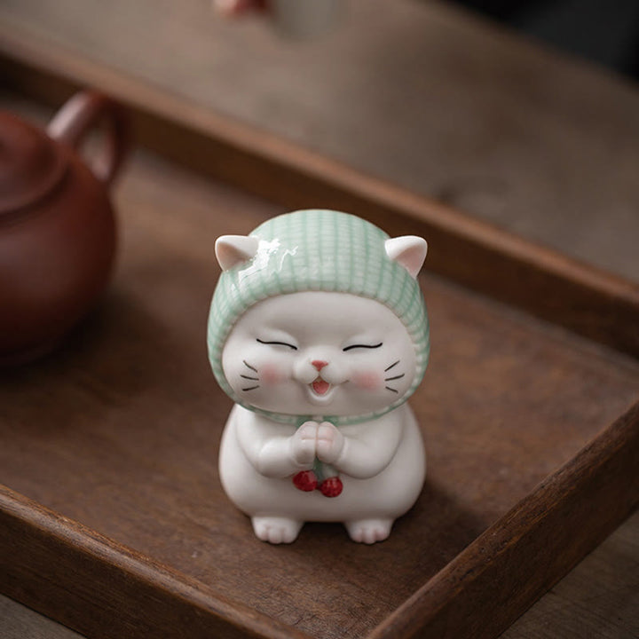Buddha Stones Gelukbrengende schattige kat met sjaal, keramische beeldje als decoratie - image 1