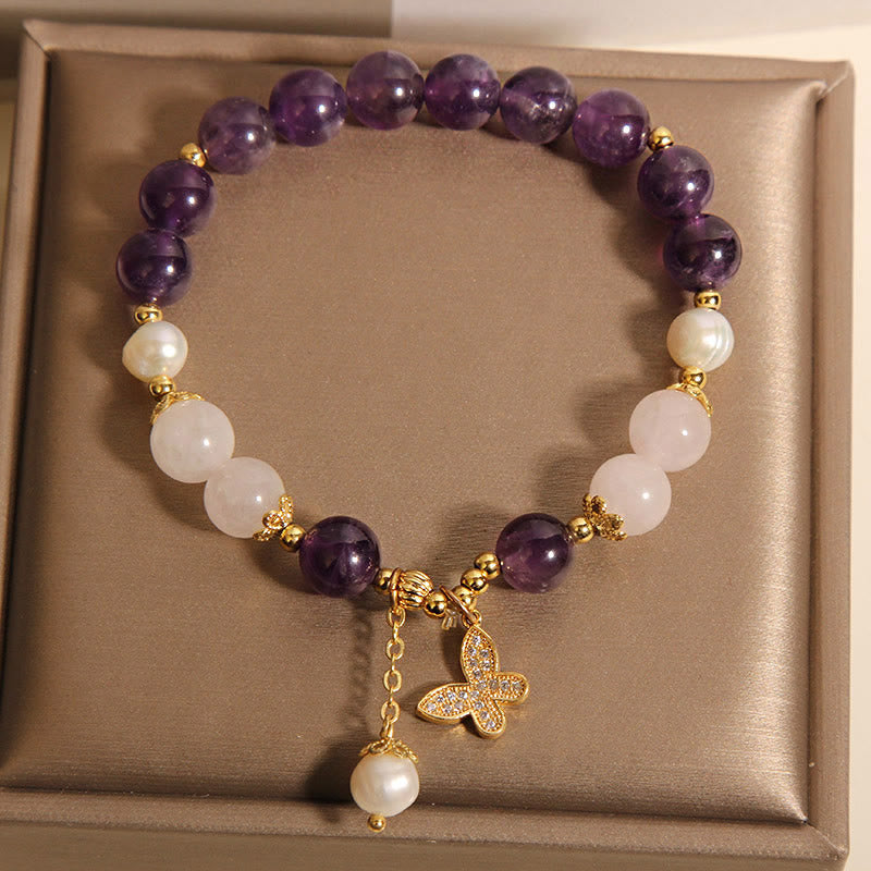 Buddha Stones Armband met bedeltje van een vlinder en parelkristal, geschikt voor spirituele genezing. - image 1