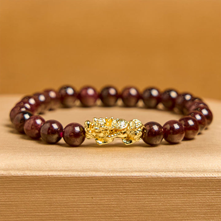 Buddha Stones Armband van PiXiu met natuurlijke granaatkralen - image 1