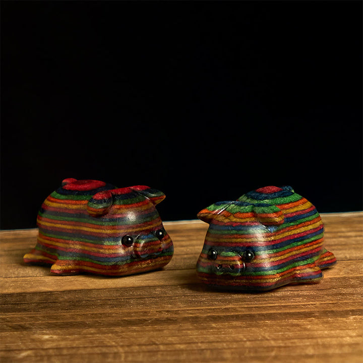 Buddha Stones 2 stuks mini regenboog eucalyptus varkentjes met gesneden positieve decoratie - 2 stuks varkens 30*19mm - image 0