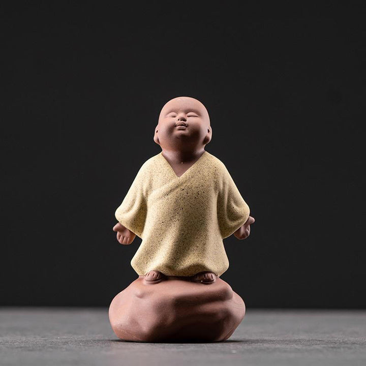 Buddha Stones Keramische beeld van een rustende monnik die omhoog kijkt - Mededogen - Woondecoratie - Gele monnik (6,5*4,5*10 cm) - image 0