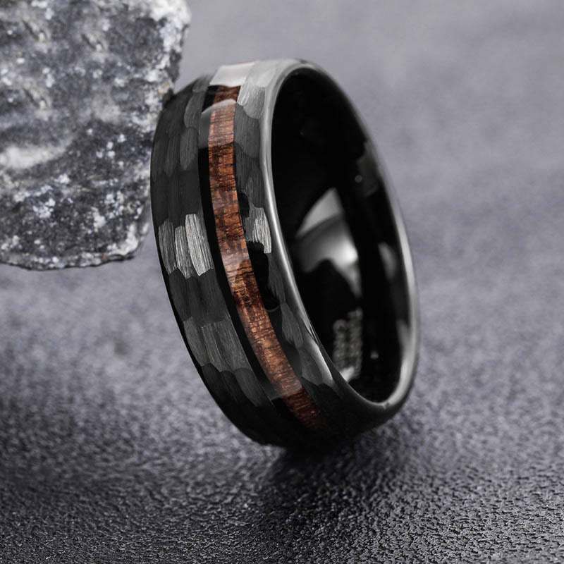Buddha Stones Ring van wolfraamstaal met gehamerd textuur-inlegwerk. - image 1
