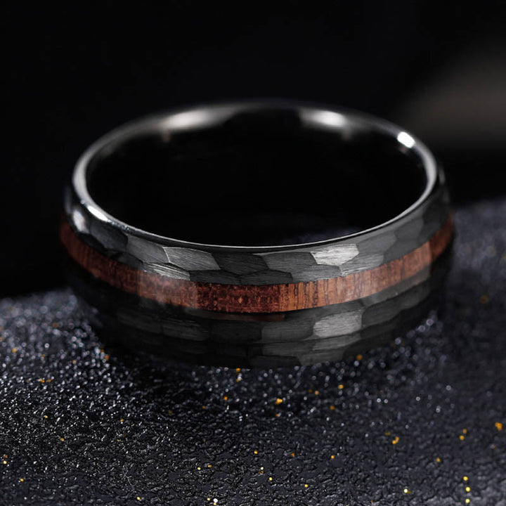 Buddha Stones Ring van wolfraamstaal met gehamerd textuur-inlegwerk. - image 2
