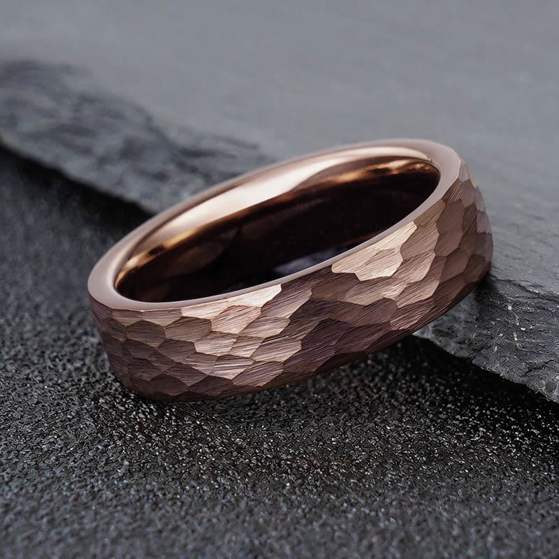 Buddha Stones Eenvoudige Ring van wolfraamstaal met gehamerde textuur - image 0