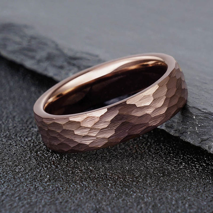 Buddha Stones Eenvoudige Ring van wolfraamstaal met gehamerde textuur - image 0