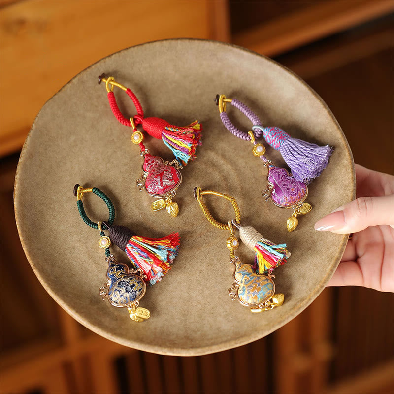 Buddha Stones Sleutelhanger met brokaatmotief en gelukssymbool - image 0
