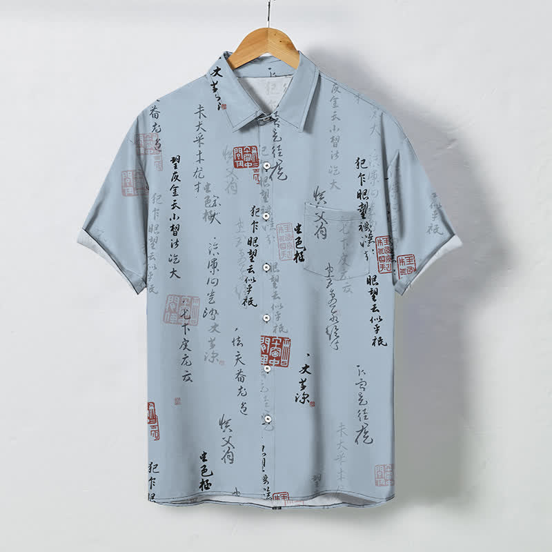 Buddha Stones Ademend herenoverhemd met Korte mouw mouwen en knopen in Chinees kalligrafie- en roodzegelpatroon. - Lichtstaalblauw - US/UK/AU48, EU58 (4XL) - image 0