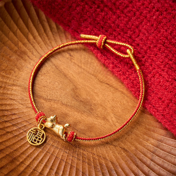 Buddha Stones Handgeweven Armband met afbeelding van een liggende kat (Cat Fu) en koperrood koord, symbool van voorspoed. - Cat&amp;Fu-personage (Polsomtrek 15-18 cm) - image 0