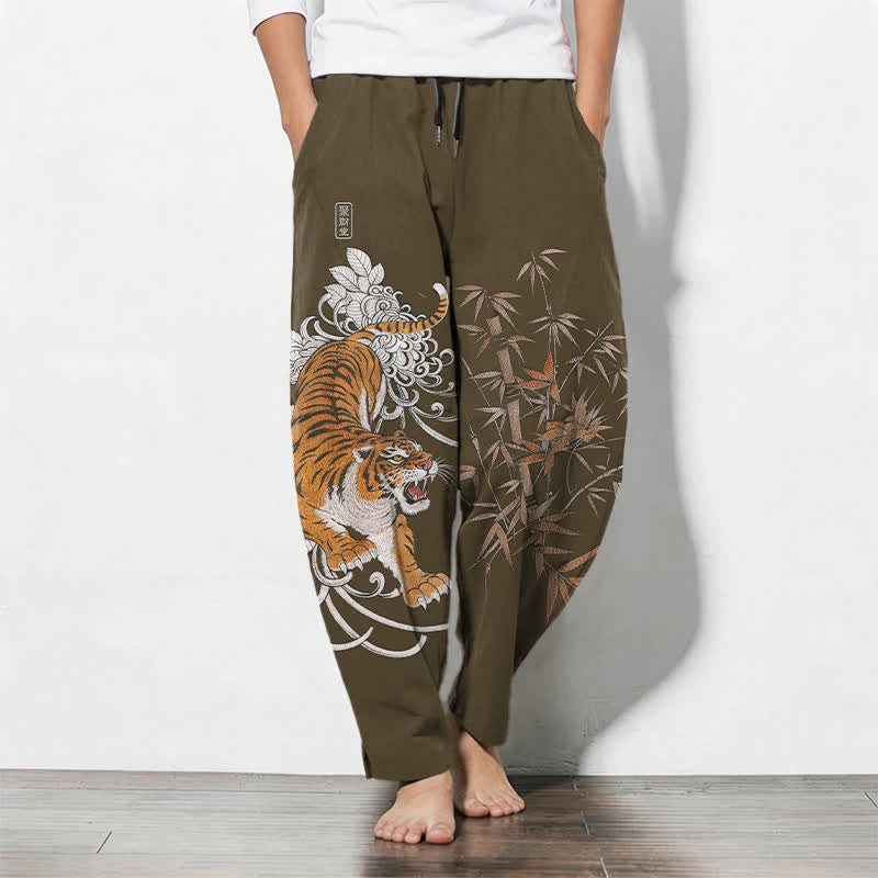 Buddha Stones Getailleerde herenbroek van 100% Cotton met Zakken en zakken, met een brullende tijger en bamboeprint. - Olijf - US/UK/AU50, EU60 (5XL) - image 0