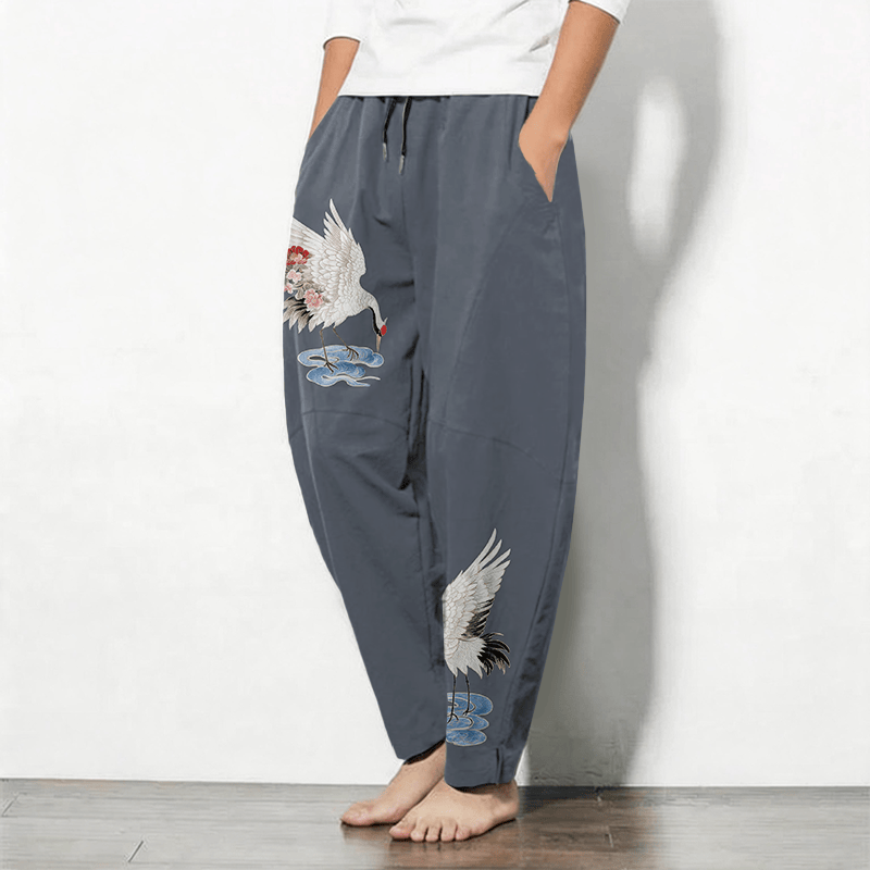 Buddha Stones Getailleerde herenbroek van 100% Cotton met Zakken en zakken, met rode kroonkraanmotief. - image 1
