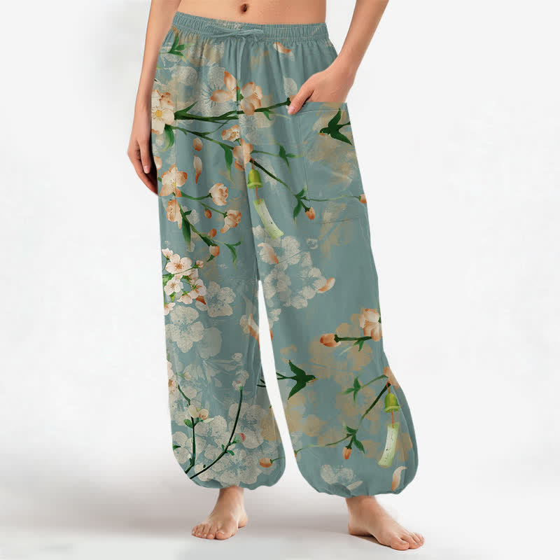 Buddha Stones Dames harembroek met elastische Taille en Zakken , met katoenen print van perzikbloesems en vliegende vogels. - CadetBlue - US16, UK/AU20, EU48 (3XL) - image 0