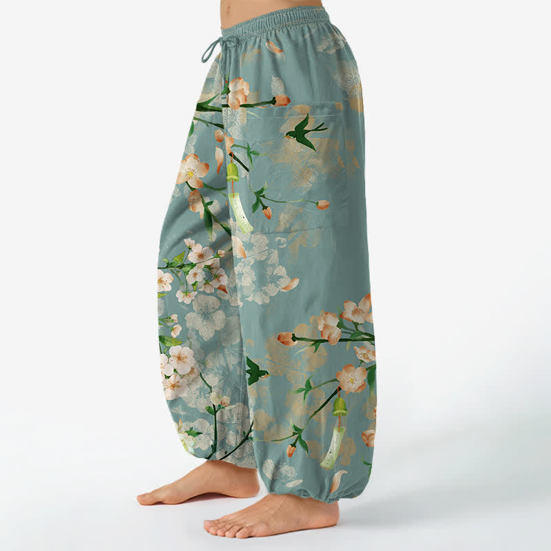 Buddha Stones Dames harembroek met elastische Taille en Zakken , met katoenen print van perzikbloesems en vliegende vogels. - image 1