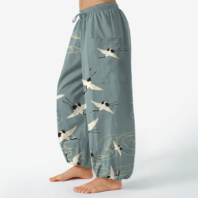 Buddha Stones Dames harembroek met elastische Taille en Zakken , gemaakt van katoen met een oosters wit kraanvogel- en wolkenpatroon. - image 1