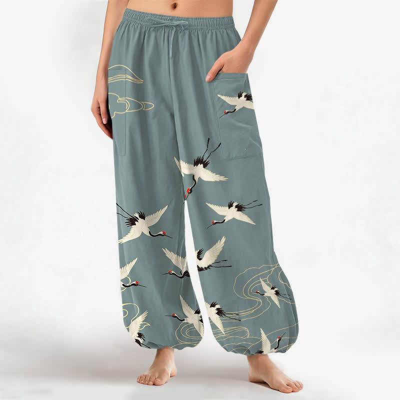 Buddha Stones Dames harembroek met elastische Taille en Zakken , gemaakt van katoen met een oosters wit kraanvogel- en wolkenpatroon. - CadetBlue - US16, UK/AU20, EU48 (3XL) - image 0