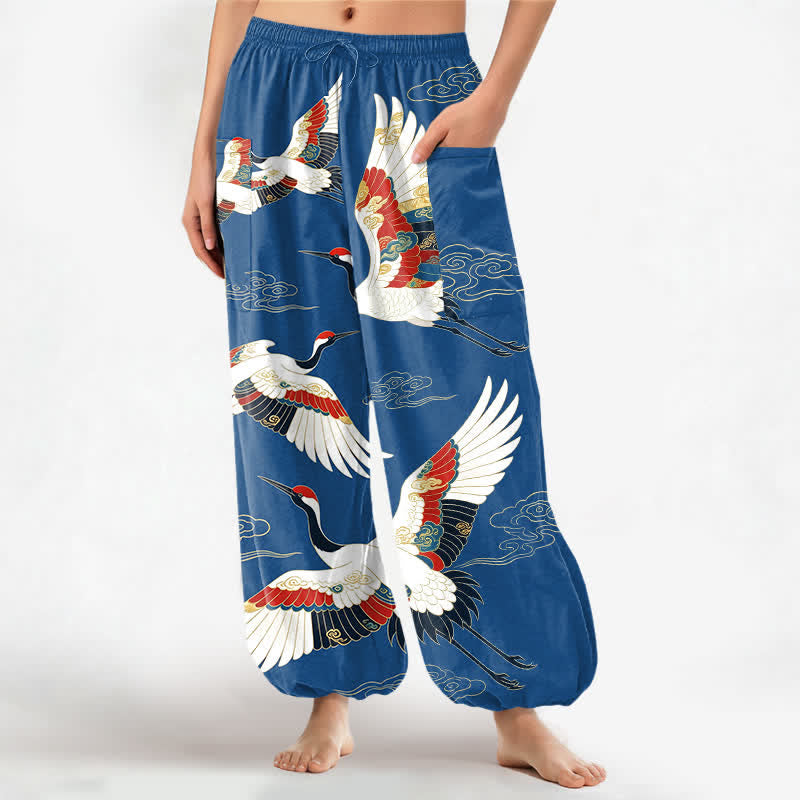 Buddha Stones Dames harembroek met elastische Taille en Zakken , met een oosters kraanvogel- en wolkenpatroon. - Korenbloemblauw - US16, UK/AU20, EU48 (3XL) - image 0