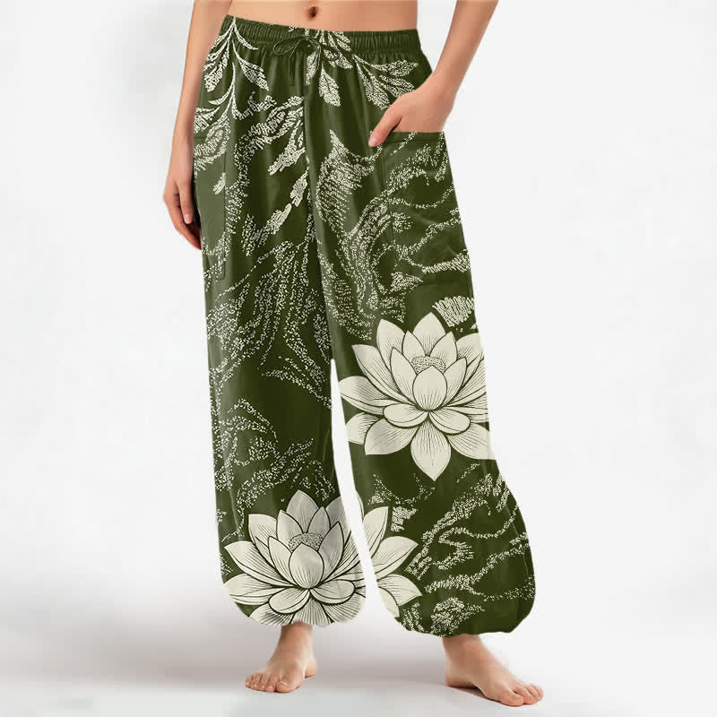 Buddha Stones Dames harembroek met elastische Taille en Zakken , gemaakt van katoen met olijfgroen lotusbloemmotief. - Donker olijfgroen - US16, UK/AU20, EU48 (3XL) - image 0
