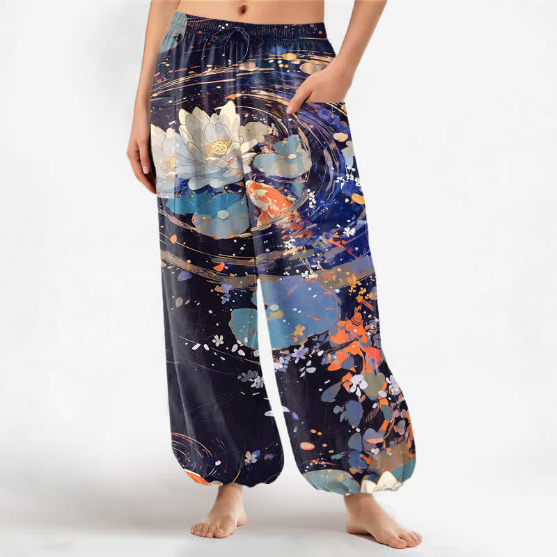Buddha Stones Dames harembroek met elastische Taille en Zakken , bedrukt met katoenen lotusbloemen en koi-aquarelpatroon. - Middernachtblauw - US16, UK/AU20, EU48 (3XL) - image 0