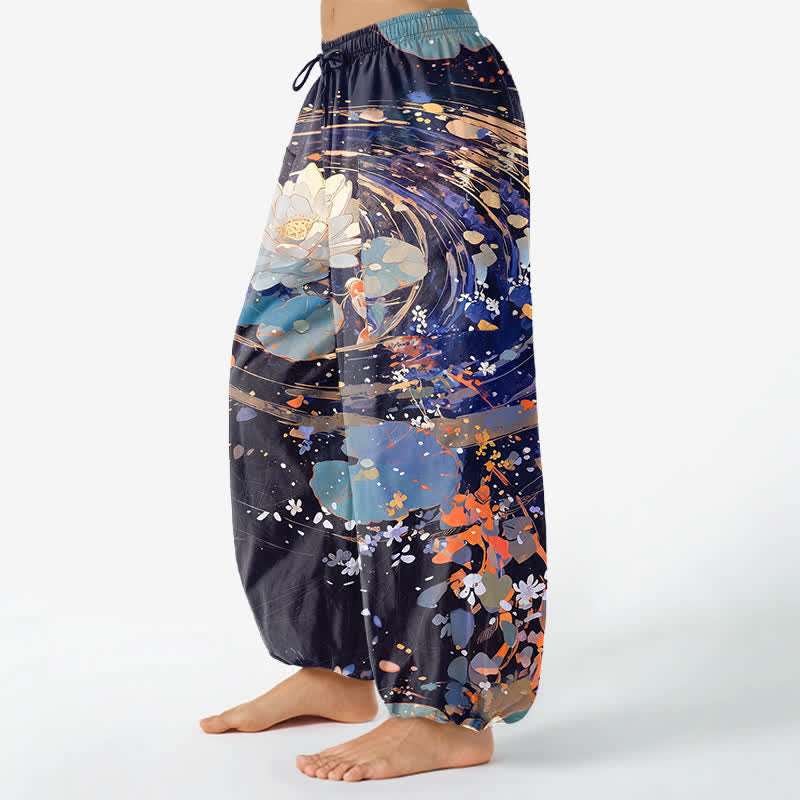 Buddha Stones Dames harembroek met elastische Taille en Zakken , bedrukt met katoenen lotusbloemen en koi-aquarelpatroon. - image 1