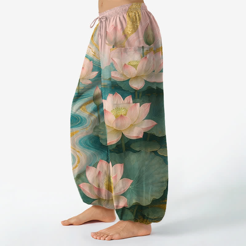 Buddha Stones Dames harembroek met elastische Taille en Zakken , bedrukt met katoenen lotusvijver-inktwaspatroon. - image 1