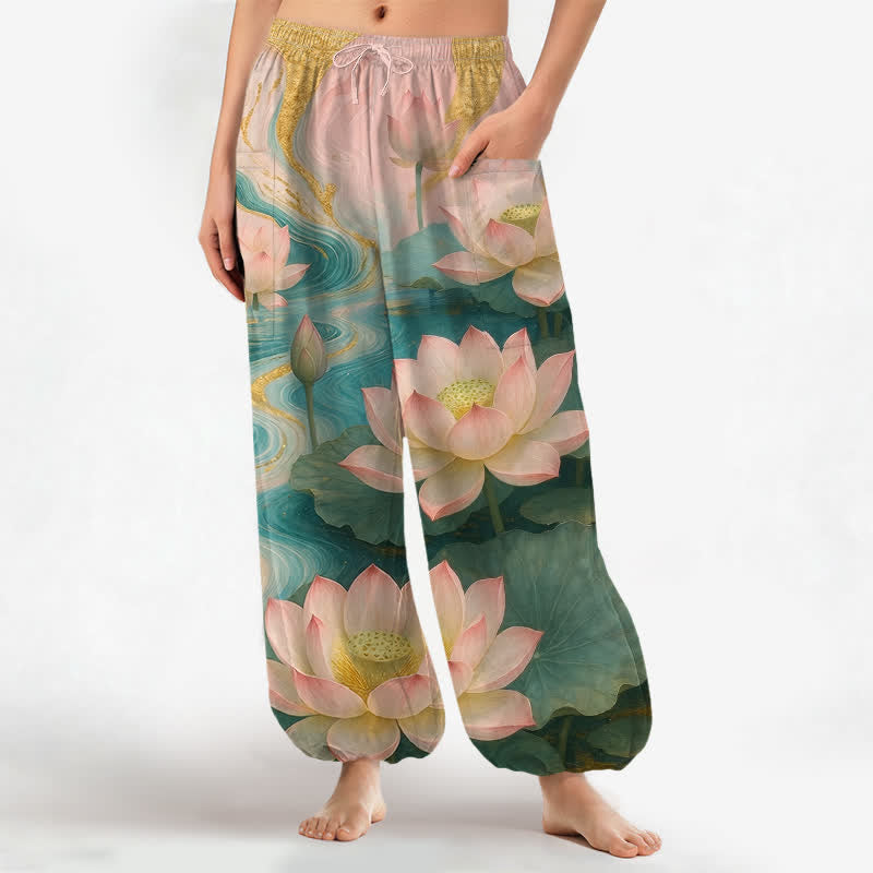 Buddha Stones Dames harembroek met elastische Taille en Zakken , bedrukt met katoenen lotusvijver-inktwaspatroon. - Middelzeegroen - US16, UK/AU20, EU48 (3XL) - image 0