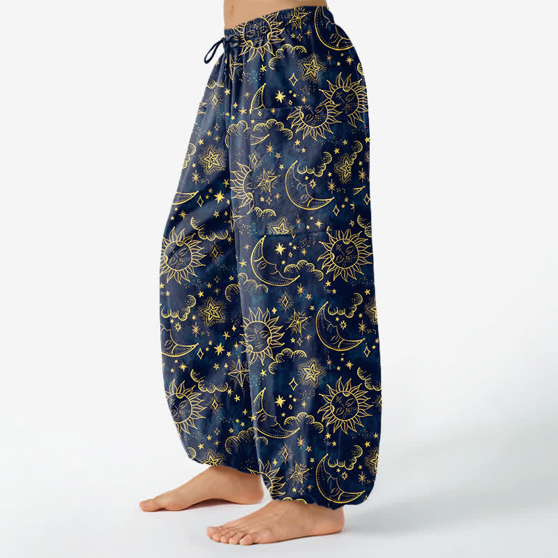Buddha Stones Dames harembroek met elastische Taille en Zakken , bedrukt met een patroon van zon, maan en sterren, gemaakt van katoen. - image 1