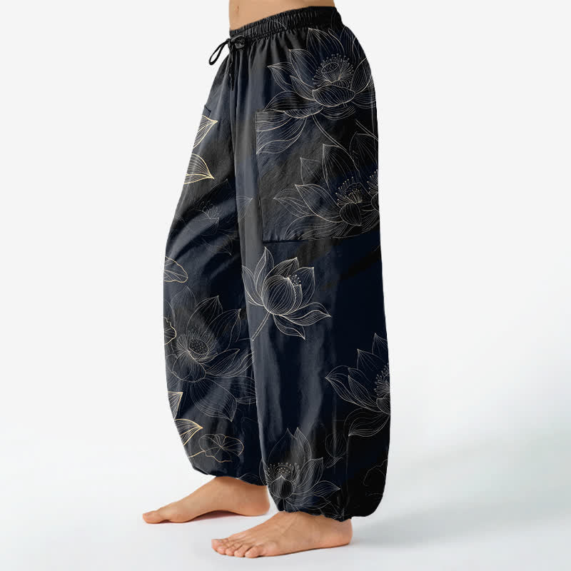 Buddha Stones Dames harembroek met elastische Taille en Zakken , bedrukt met een lijntekening van katoenen lotusbloemen. - image 1
