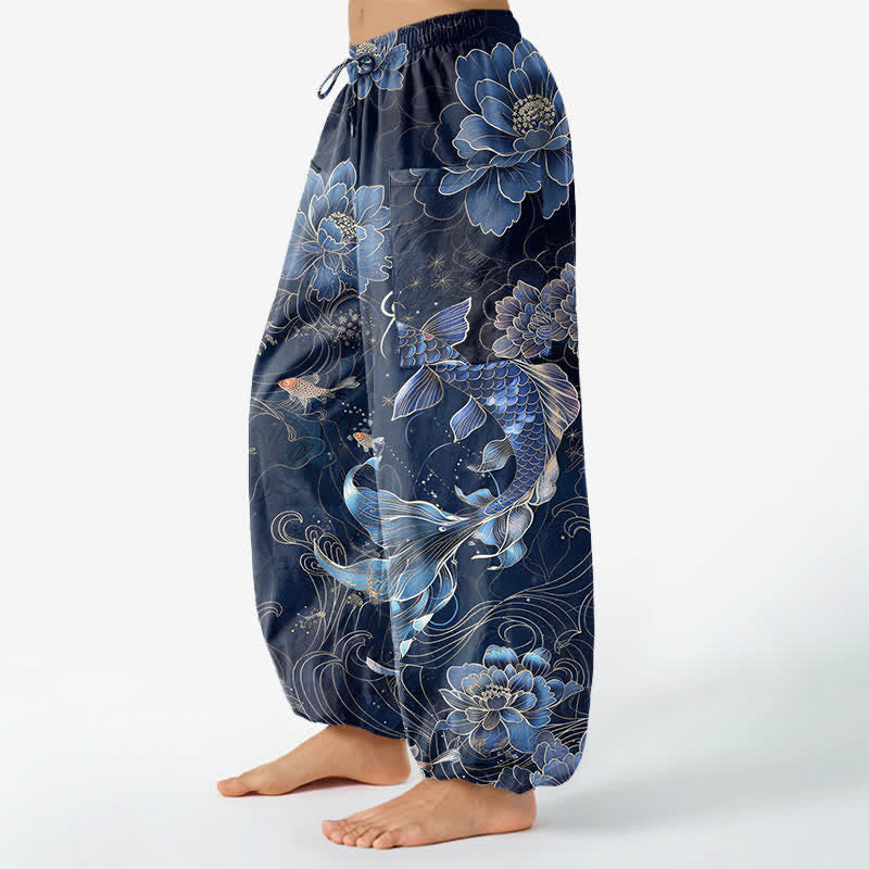 Buddha Stones Dames harembroek met elastische Taille en Zakken , met artistiek patroon van katoenen koi en pioenrozen. - image 1