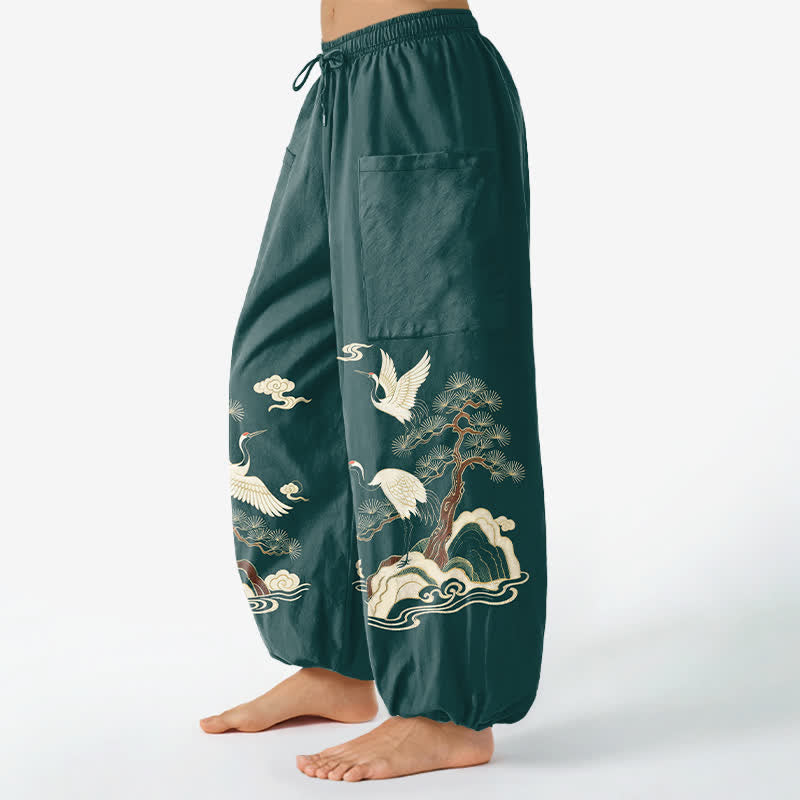 Buddha Stones Dames harembroek met elastische Taille en Zakken , met een patroon van katoenen oosterse kraanvogels en dennenbomen. - image 1