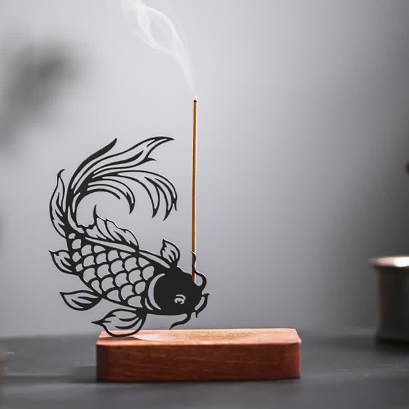 Buddha Stones Wierookbrander met houten voet en koi-vismotief voor succes en zen- Wierook . - Koi met de kop naar beneden, korte basis - image 0