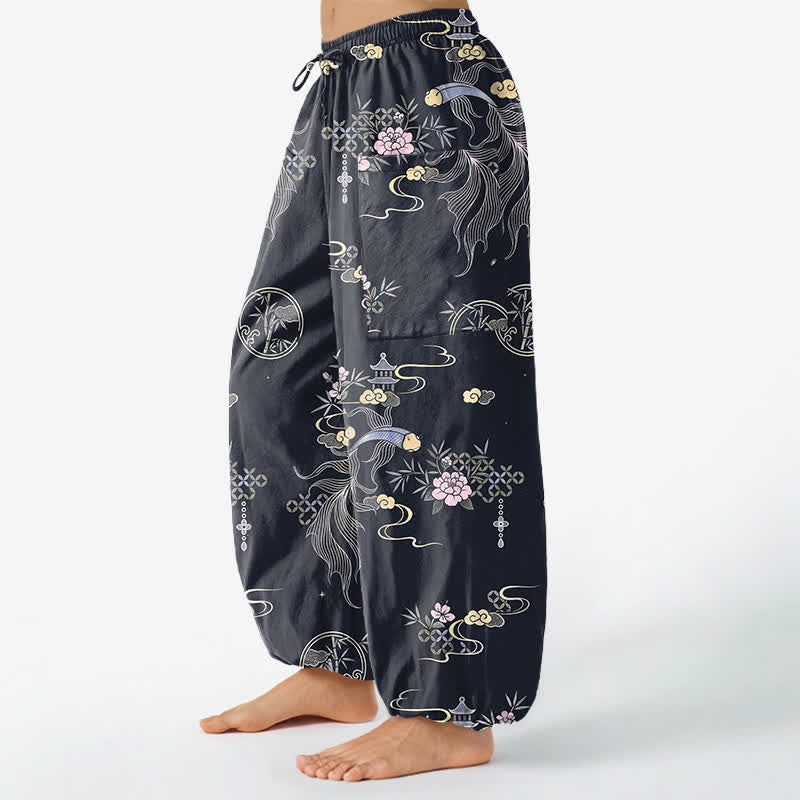 Buddha Stones Dames harembroek met elastische Taille en Zakken , met katoenen koi-vis-, bamboe- en wolkenprint. - image 1