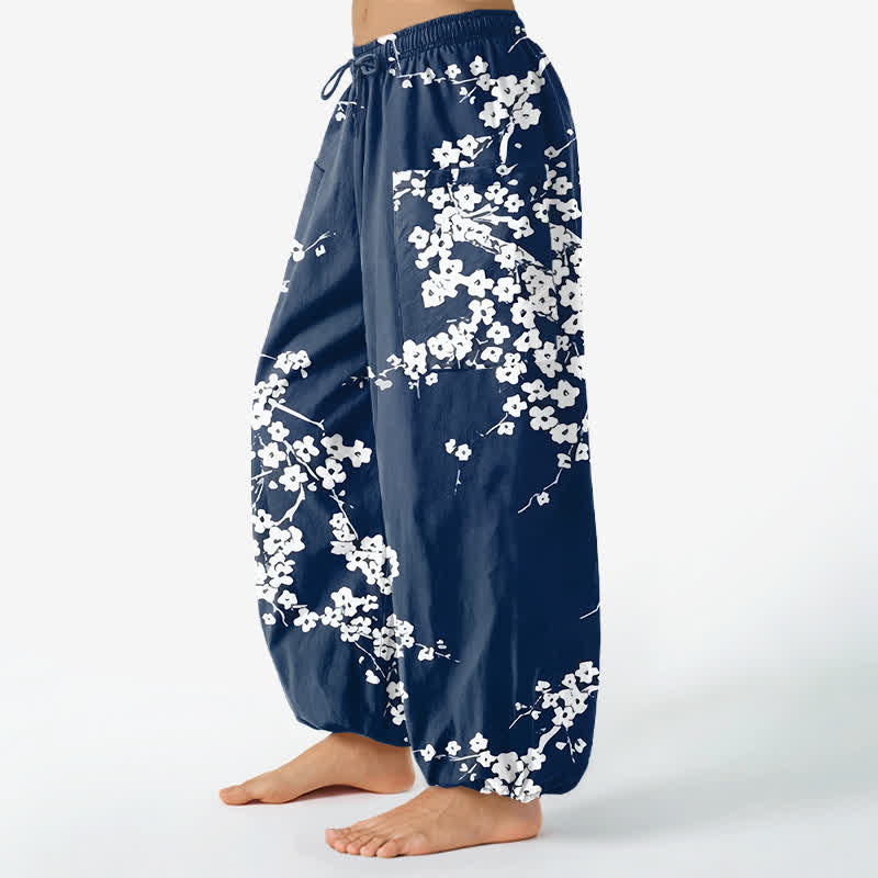 Buddha Stones Witte katoenen harembroek voor dames met pruimenbloesemprint, elastische Taille en Zakken. - image 1