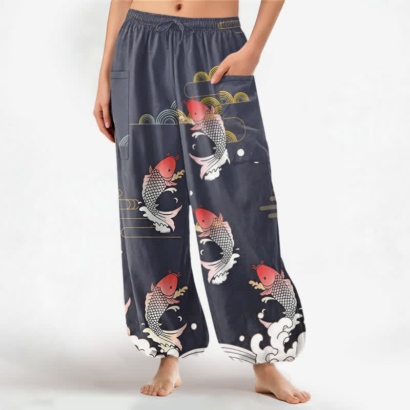 Buddha Stones Dames harembroek met elastische Taille en Zakken , gemaakt van katoen met een rood koi-waterpatroon. - Leigrijs - US16, UK/AU20, EU48 (3XL) - image 0