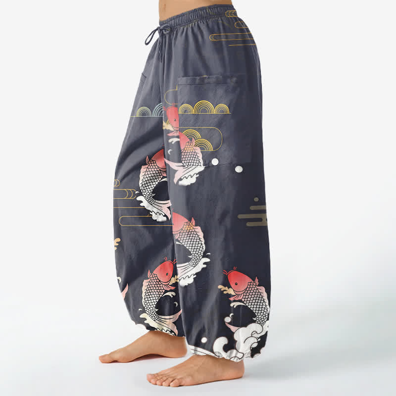 Buddha Stones Dames harembroek met elastische Taille en Zakken , gemaakt van katoen met een rood koi-waterpatroon. - image 1