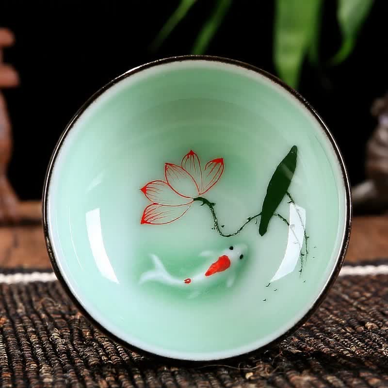 Buddha Stones Handbeschilderde keramische Theekopje met koi-vis en lotusmotief, symbool van voorspoed. - Bloeiende lotus - image 0