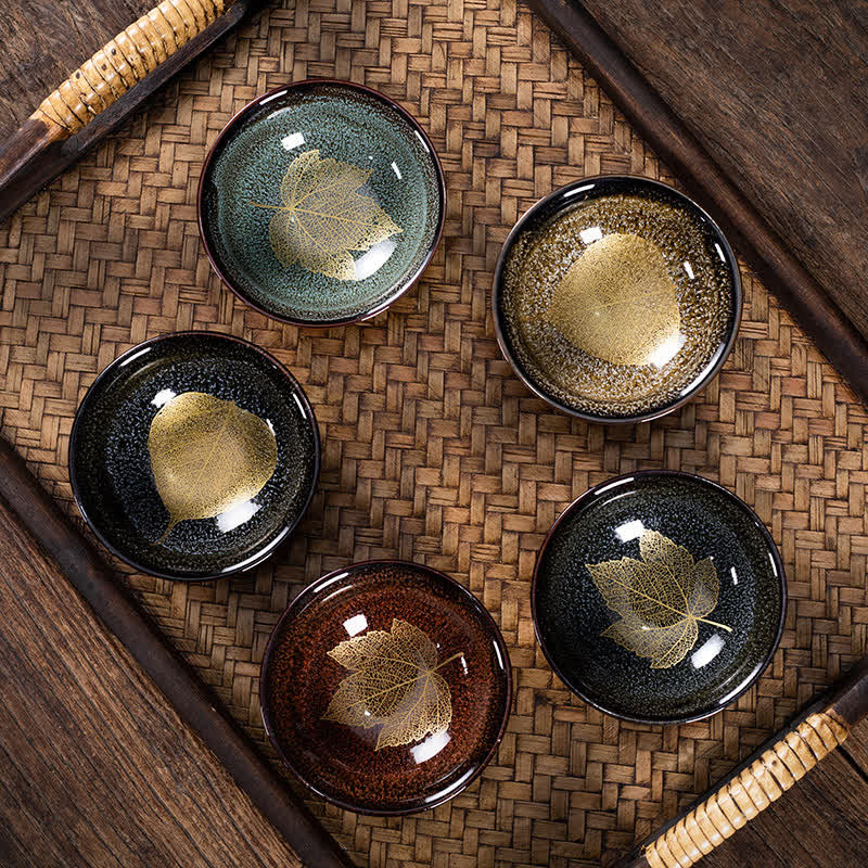 Buddha Stones Donkere, gespikkelde keramische Theekopje met esdoornbladmotief - image 0