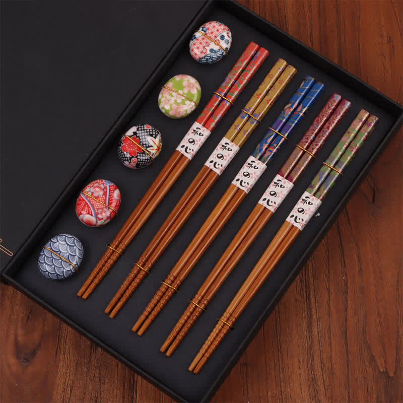 Buddha Stones Cadeauset met 5 paar veelkleurige eetstokjes van bamboehout met bloemenmotief, inclusief 5 keramische houders. - Bamboe eetstokjes + keramische onderzetters (bloemenpatroon) - image 0