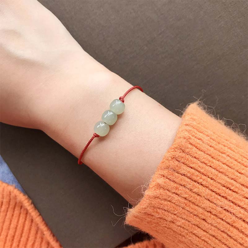Buddha Stones Armband met drie jade kralen en gelukssymbool, geweven met een touwtje. - image 1