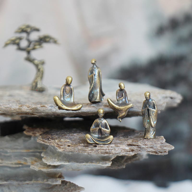 Buddha Stones Mini meditatie Boeddha metalen monnik sereniteit huisdecoratie - Mini Boeddhabeelden(5 stuks) + dennenboom - image 0