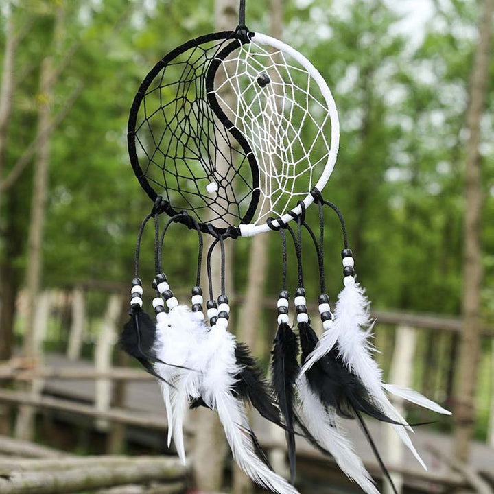 Yin Yang dromenvanger rond net met veren, balansdecoratie - 