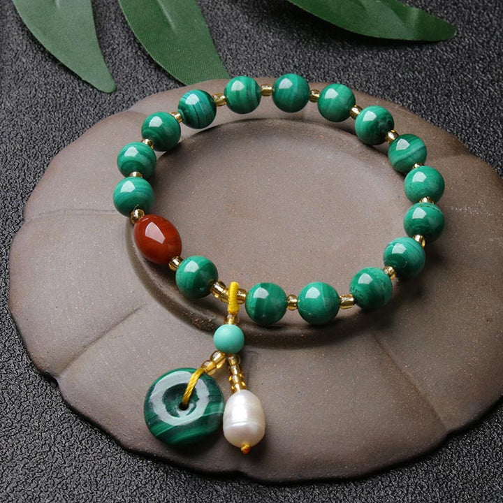 Armband met beschermende bedel van natuurlijke malachiet en rode agaat. - Malachiet Rode Agaat Armband - image 0